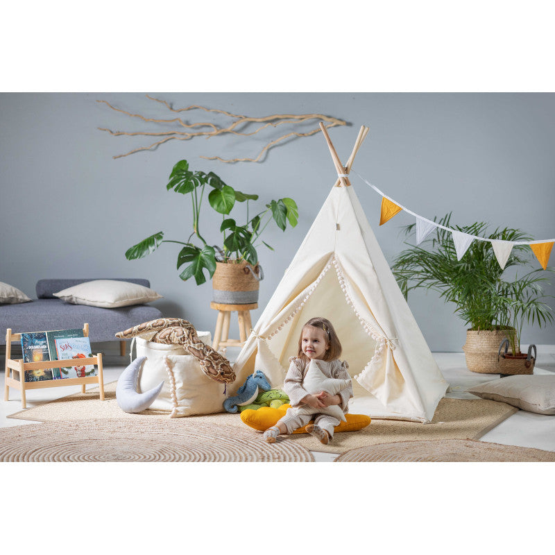 Tipi Spielzelt Beiger Wolf freigestellt, Vorderansicht mit beige Baumwollstoff und Holzstangen
