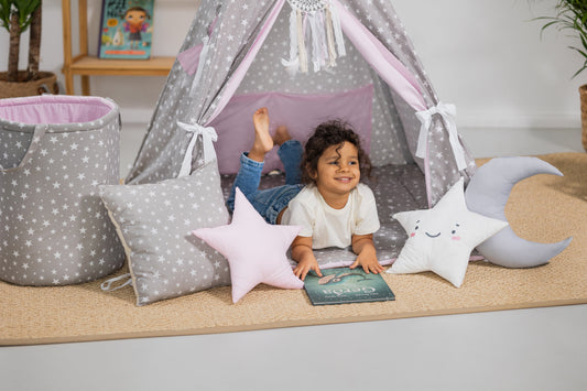 Mädchen spielt im Tipi Spielzelt Apache – gemütliches Kinderzelt aus Baumwolle mit Naturholz für kreatives Spielen“