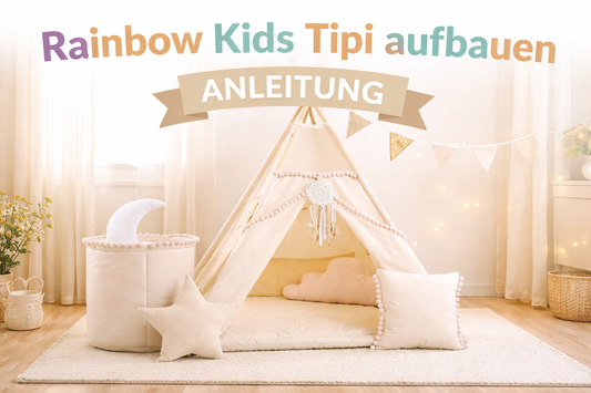 Rainbow Kids Tipi Kinderzelt in Beige mit Holzstangen, Pompon-Dekoration und Wimpelkette im Kinderzimmer, aufgebaut mit Bodenmatte und Kissen – Titelbild zur Anleitung „Rainbow Kids Tipi aufbauen“.