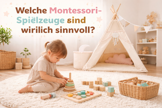 Kleines Kind spielt konzentriert mit Montessori-Spielzeug auf einem hellen Teppich im Kinderzimmer; im Hintergrund steht ein beiges Tipi mit Kissen und Wimpelkette – Titelbild zum Blog über sinnvolle Montessori-Spielzeuge.