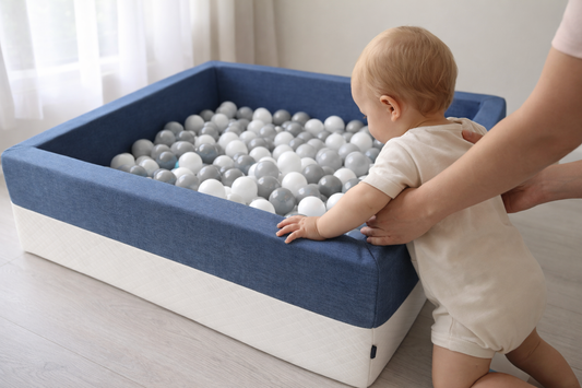 Sichere Spielecke mit Spielmatte und Bällebad im Hintergrund – ab welchem Alter ein Bällebad passt