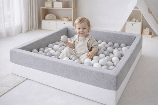 Kind spielt in einem eckigen Bällebad im Kinderzimmer – Vergleich eckig oder rund