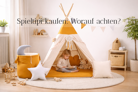 Mädchen liest im beige-gelben Kindertipi mit dicker Bodenmatte und Kissen im Kinderzimmer – Spieltipi kaufen: worauf achten.