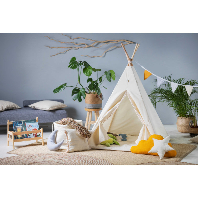 Tipi Spielzelt Beiger Wolf freigestellt, Vorderansicht mit beige Baumwollstoff und Holzstangen