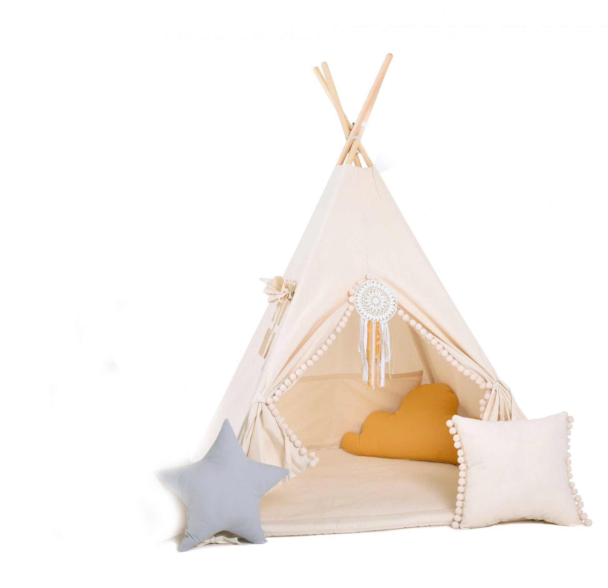 Tipi Spielzelt Beiger Wolf mit kleinem Zubehör-Set: Spielmatte und 2 Kissen, Mädchen spielt vor dem Zelt
