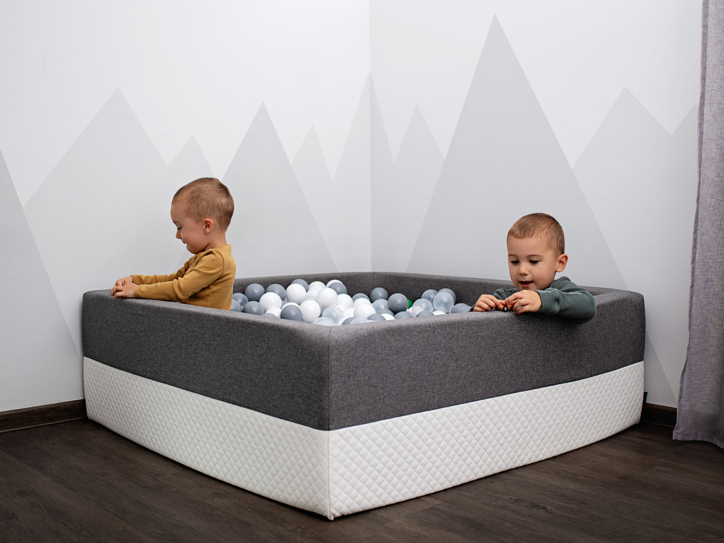 XXL Bällebad in Grau 120×120×40 cm mit zwei spielenden Kindern