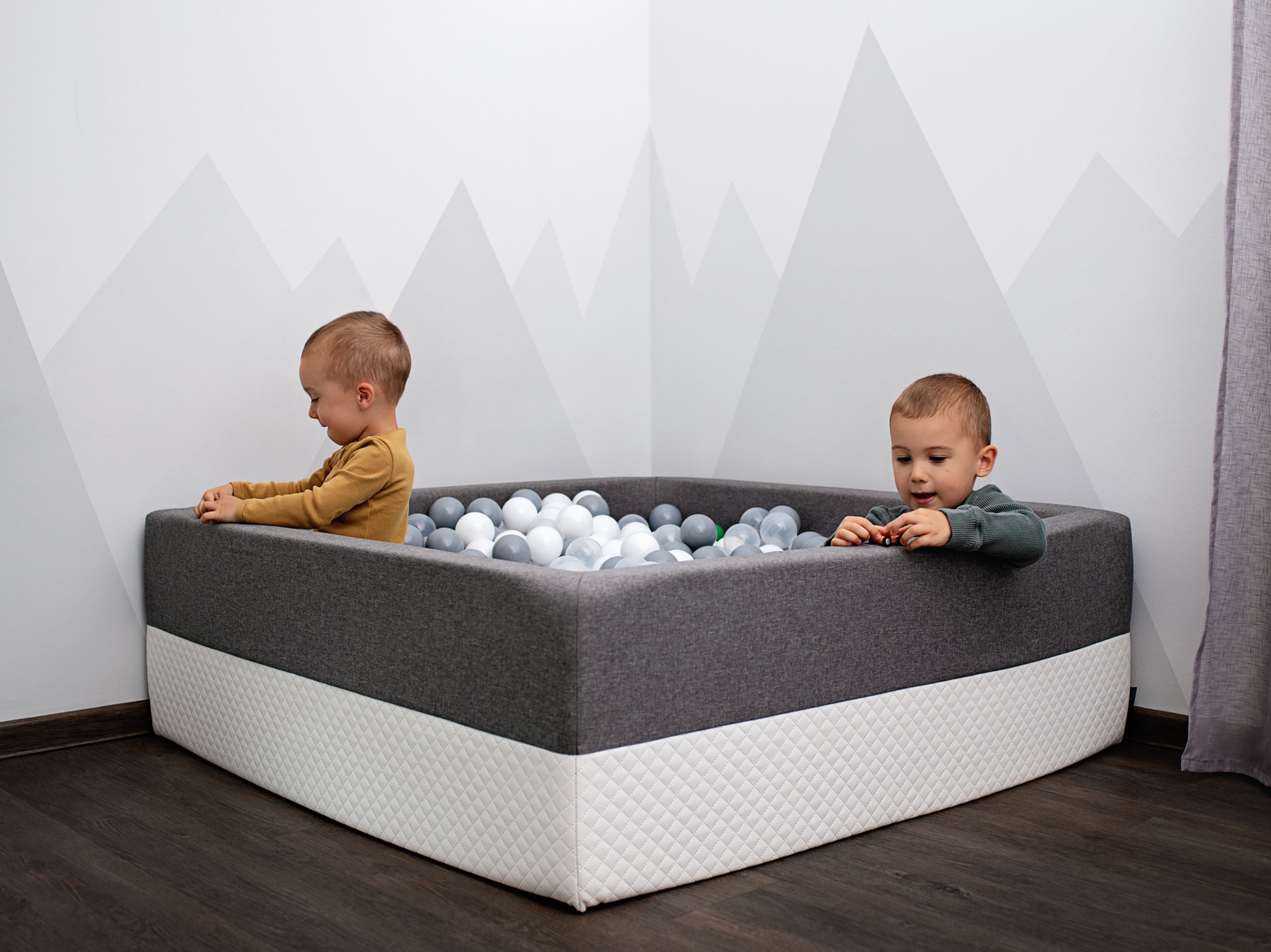 XXL Bällebad in Grau 120×120×40 cm mit zwei spielenden Kindern