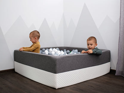 XXL Bällebad in Grau 120×120×40 cm mit zwei spielenden Kindern